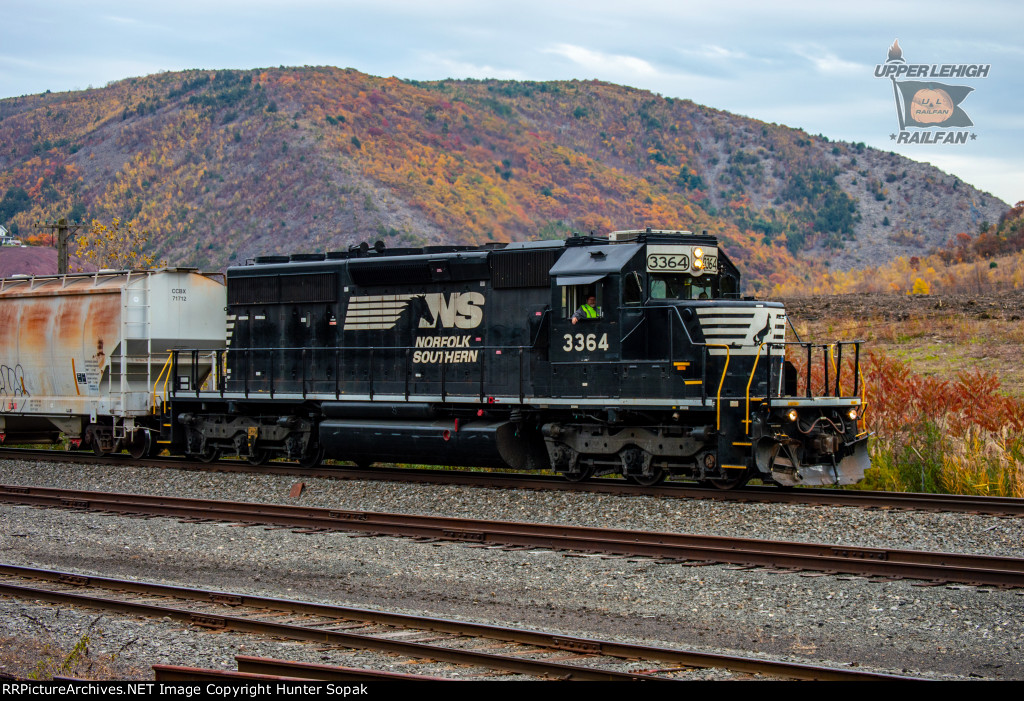 NS 3364 leads H66 past Hazard Yard